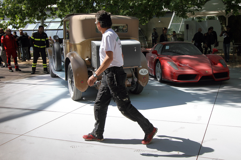 Illustration for article titled Burning Bentley Almost Kills A Ferrari Enzo At The Concorso